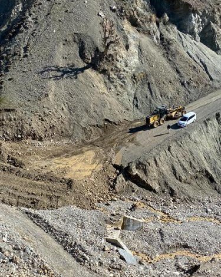 Adıyaman'da heyelan nedeniyle kapanan yol açılıyor