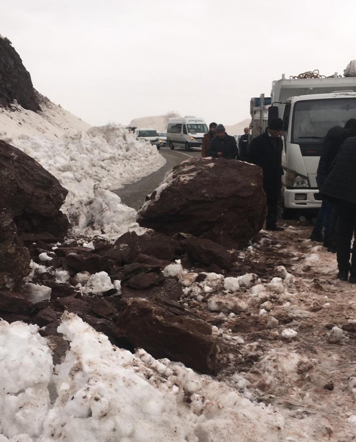 Adıyaman'da Heyelan yolu trafiğe kapattı