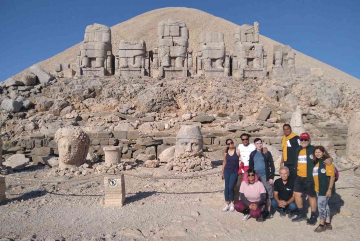 Hintli turistler Nemrut Dağı´nda
