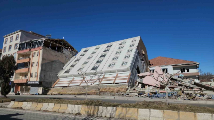 Adıyaman’da İbretlik binayı görenler fotoğraf çektirmeden geçmiyor