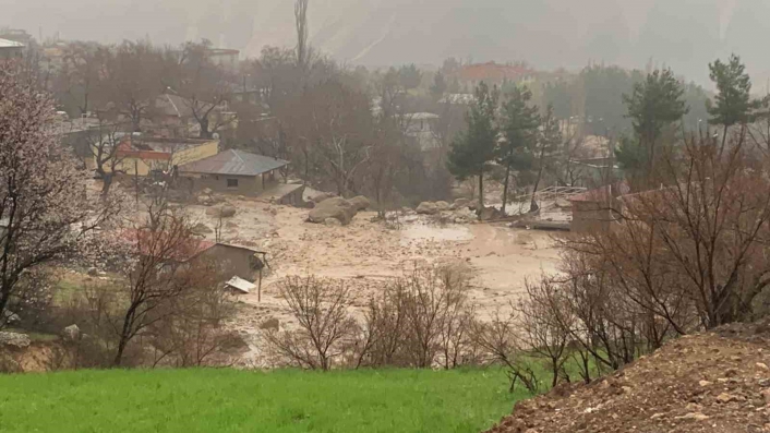 Adıyaman’da konteynerin sürüklenme anı kamerada