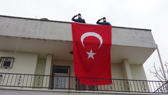 İdlib´de görev yapan askerin evine dev Türk bayrağı asıldı