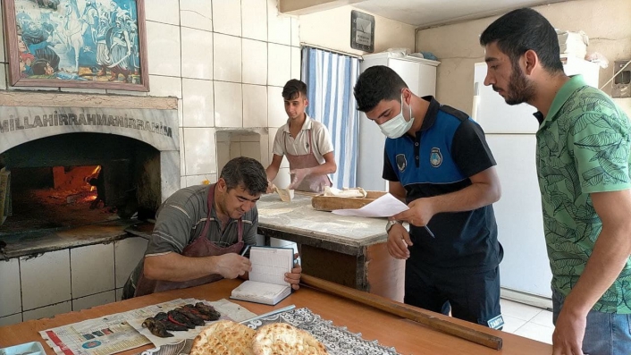 İhtiyaç sahiplerinin borçlarının yazıldığı defter yaprakları fırında yandı
