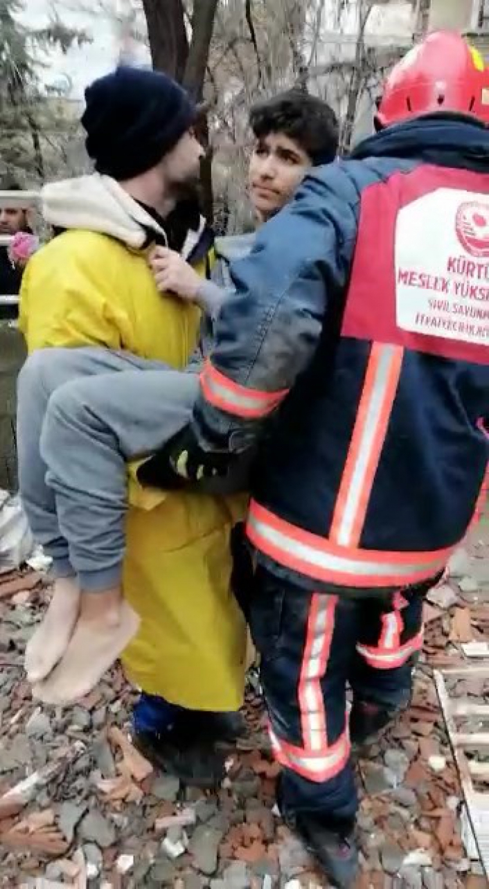 İki kardeş depremden 36 saat sonra sağ kurtarıldı
