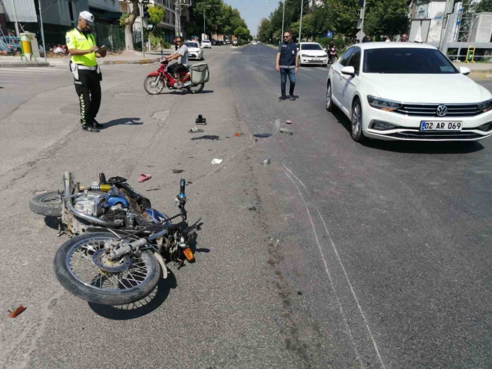 İki otomobil bir motosiklet çarpıştı: 1´i ağır 3 yaralı
