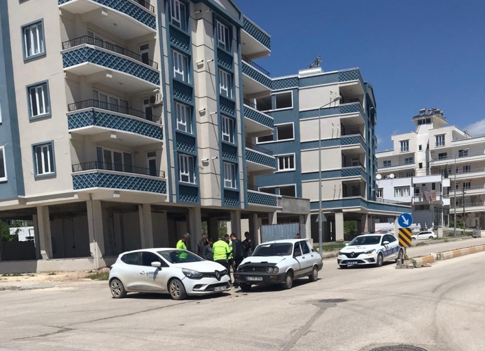 Adıyaman'da İki otomobil çarpıştı: 1 yaralı