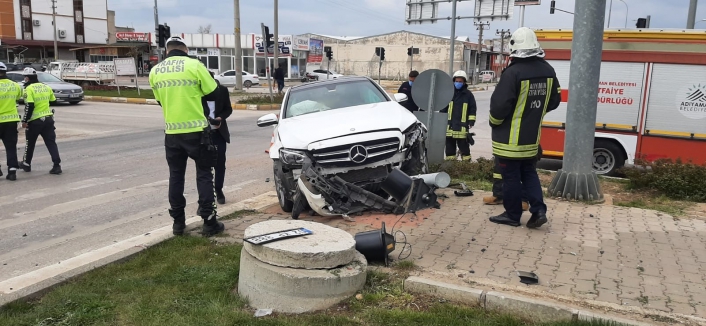 Adıyaman'da İki otomobil çarpıştı: 2 yaralı