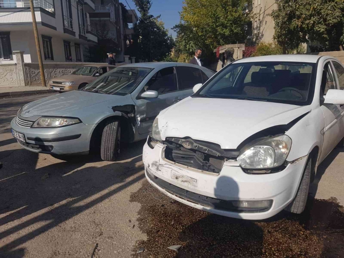 İki otomobil çarpıştı: 2 yaralı
