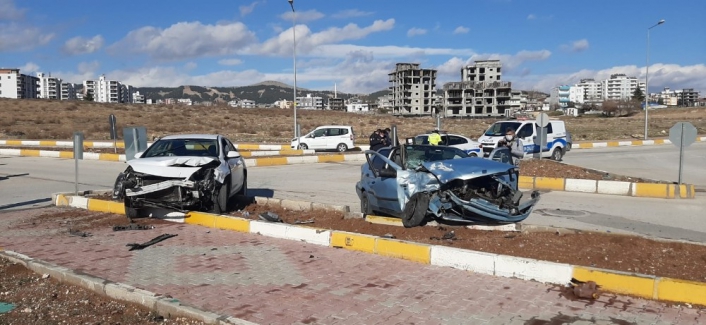 Adıyaman'da İki otomobil çarpıştı: 3 yaralı