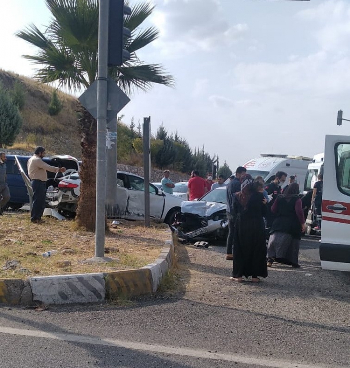 Adıyaman’da İki otomobil çarpıştı: 3 yaralı