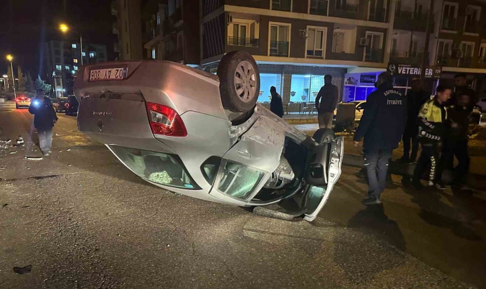 İki otomobilin çarpışması sonucu araçlardan biri ters döndü
