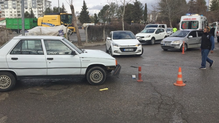 İki otomobilin çarpıştığı kaza güvenlik kamerasında
