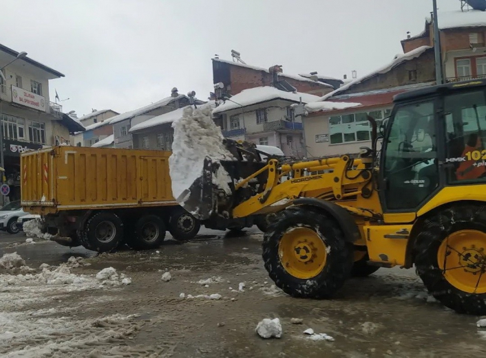 İlçe merkezindeki karlar kamyonlarla taşınıyor
