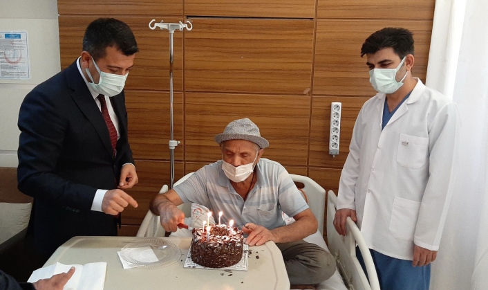 İlk doğum günü pastasını 81 yaşında hastanede kesti
