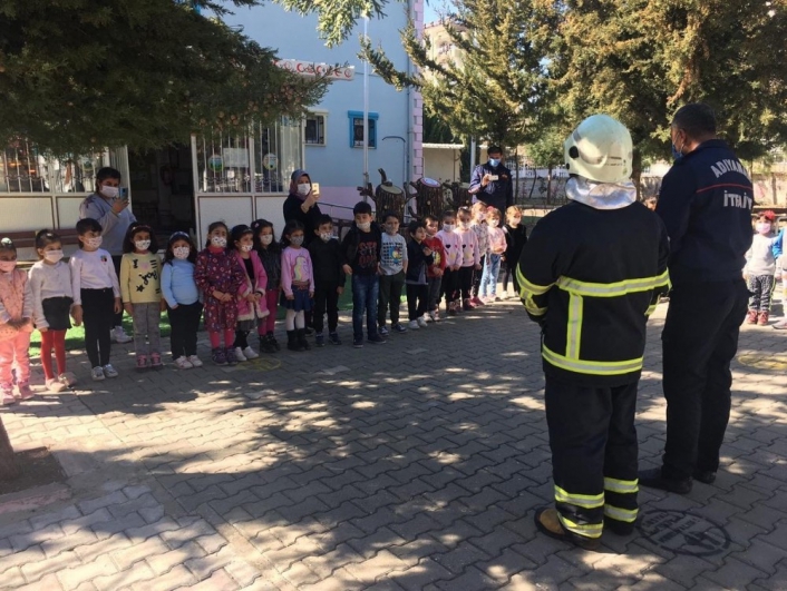 İtfaiyeci erlerinden miniklere yangın eğitimi
