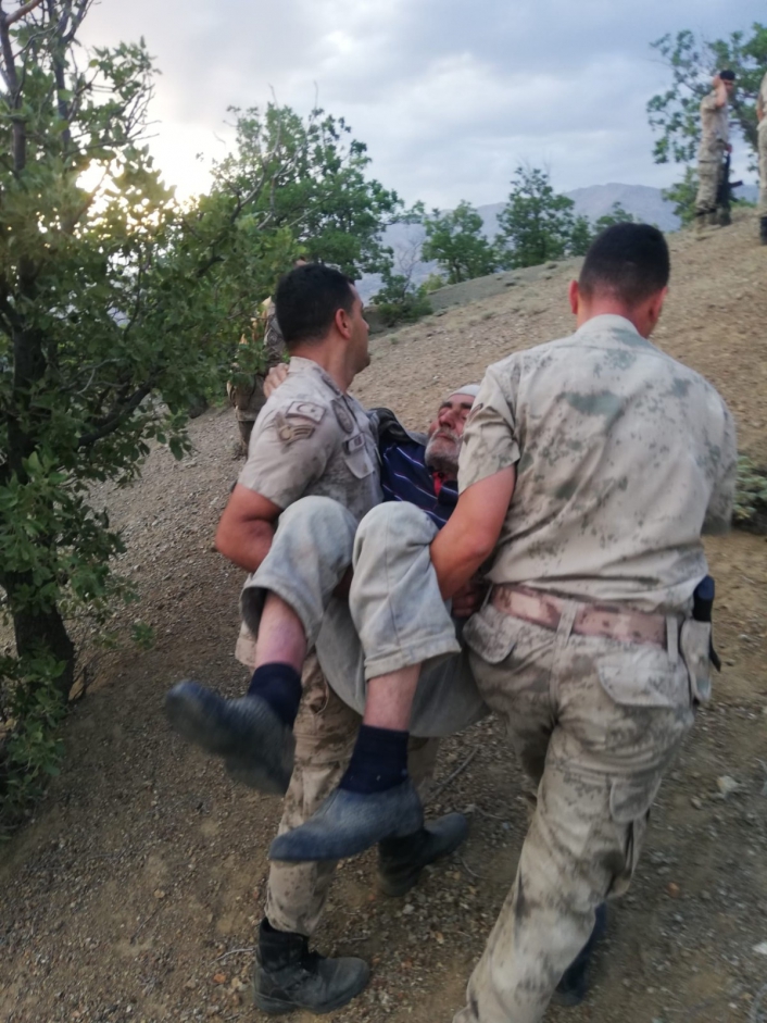 Jandarma ekipleri kaybolan yaşlı adamı kucakta taşıdı

