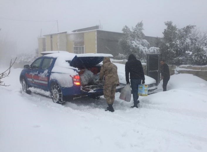 Jandarmadan karda mahsur kalanlara gıda yardımı
