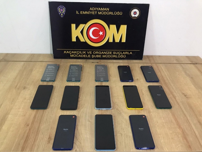 Kaçak cep telefonu ve makaron ele geçirildi
