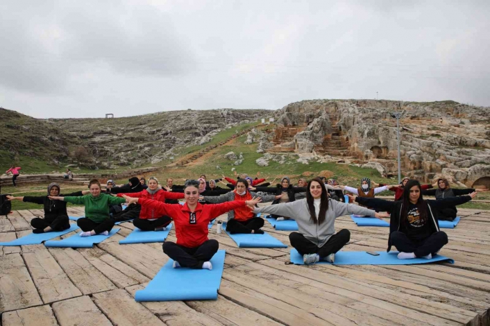 Adıyaman'da Kadınlar tarihi mekanda yoga yaptı