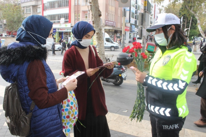 Adıyaman'da Kadınlara karanfiller dağıtıldı