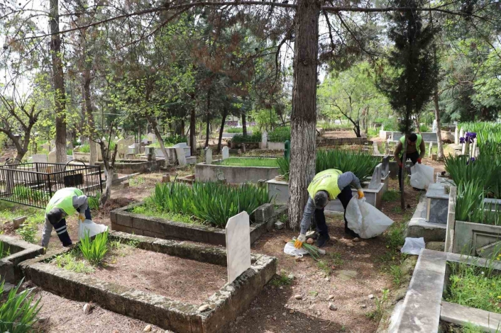 Kahta´da bayram öncesinde mezarlar temizlendi
