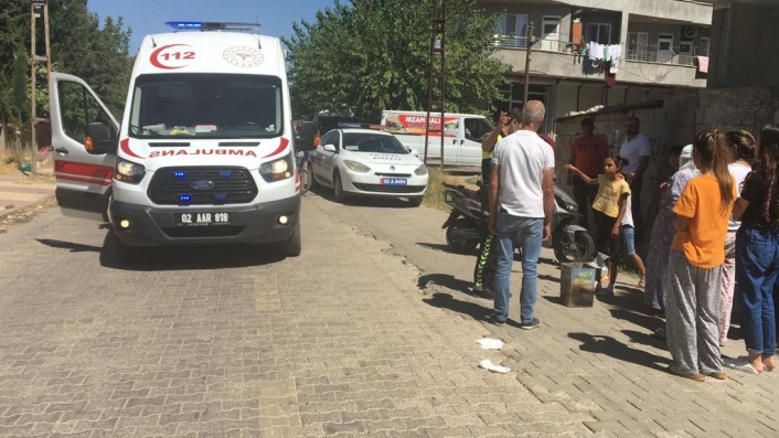 Kahta´da motosikletli kediye çarpmamak için kaza yaptı
