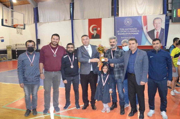 Kahta´da öğretmenler voleybol turnuvası sona erdi