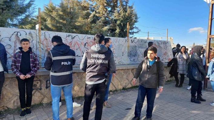 Kahta polisi, okulun ilk gününde denetim gerçekleştirdi
