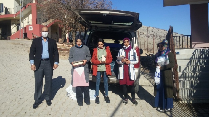 Kahtalı öğretmenler köydeki kız öğrencilerine kitap dağıttı
