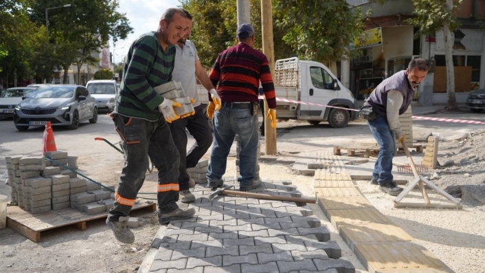 Kaldırım düzenleme çalışmaları devam ediyor
