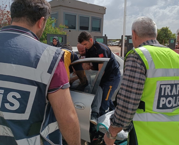 Kalp krizi geçiren sürücüye polislerden hayat kurtaran müdahale