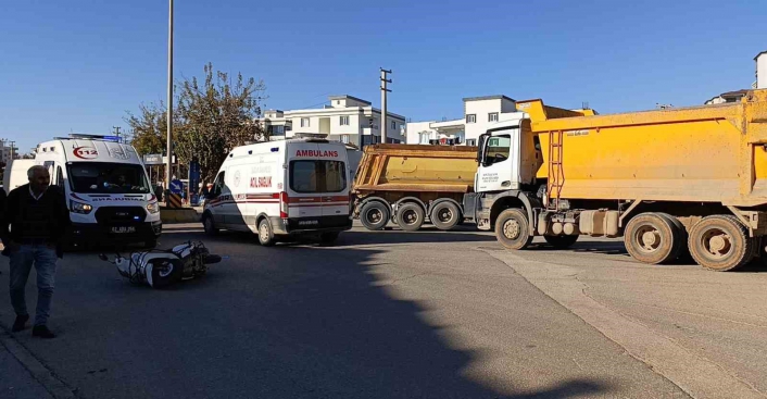 Kamyon ile motosiklet çarpıştı: 1i ağır 2 kişi yaralandı

