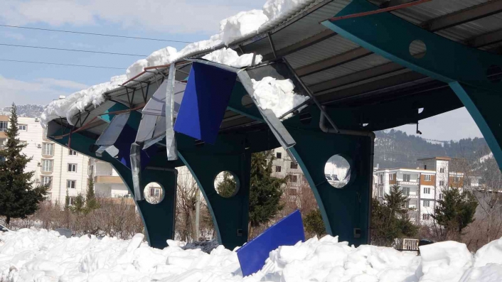 Kapalı semt pazarının bazı bölümleri kar yağışına dayanamadı
