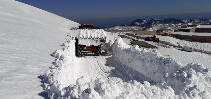 Kar kalınlığı 1 metre olan Nemrut yolu açıldı
