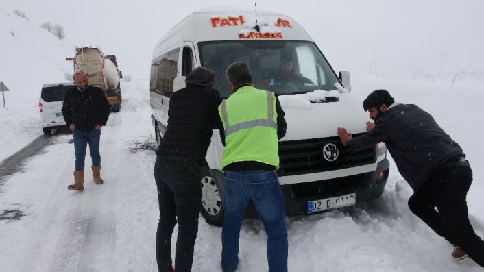 Kar nedeniyle kapananan karayolunda araçlar mahsur kaldı
