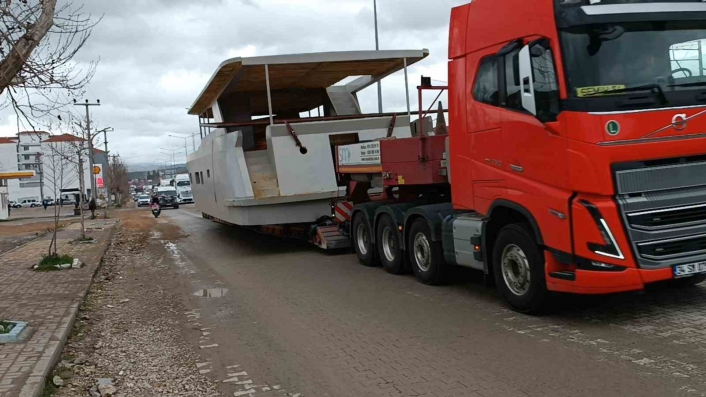 Kara yolundan geçirilen dev tekne, trafiği kilitledi
