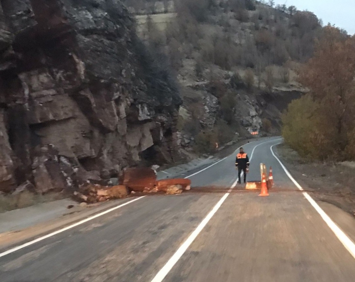 Karayoluna düşen kaya parçaları trafiği aksattı