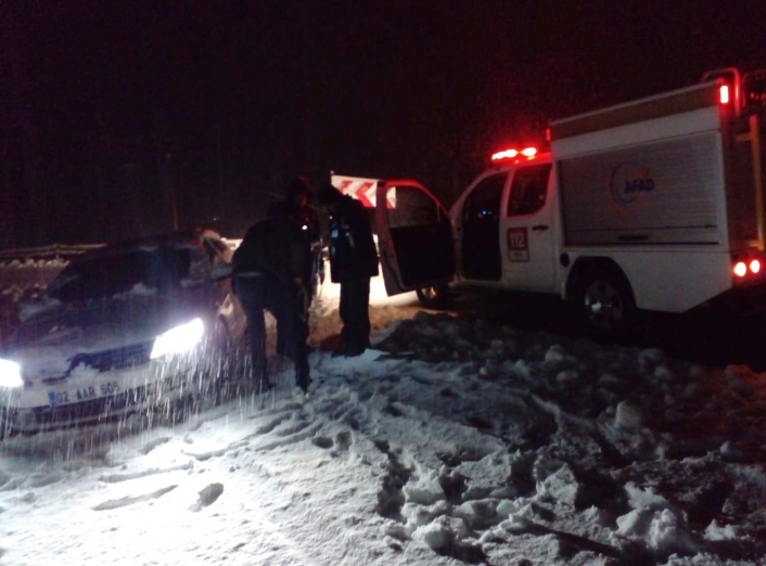 Karda mahsur kalan sürücülerin yardımına AFAD yetişti
