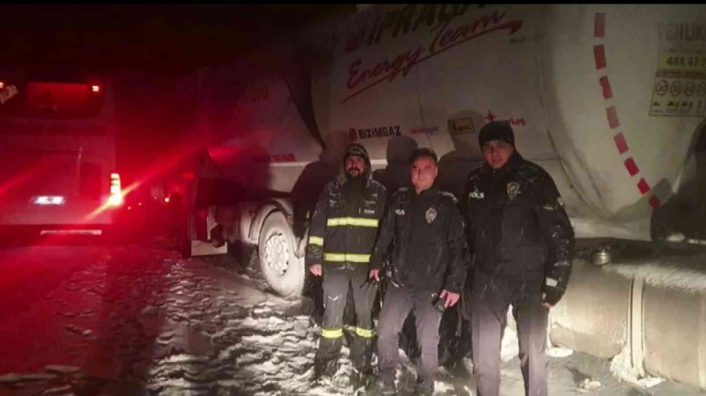 Karlı yolda kalanlara polis yakıt yetiştirdi
