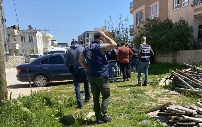 Kavgayı ayırmak için balkondan atladı hastanelik oldu