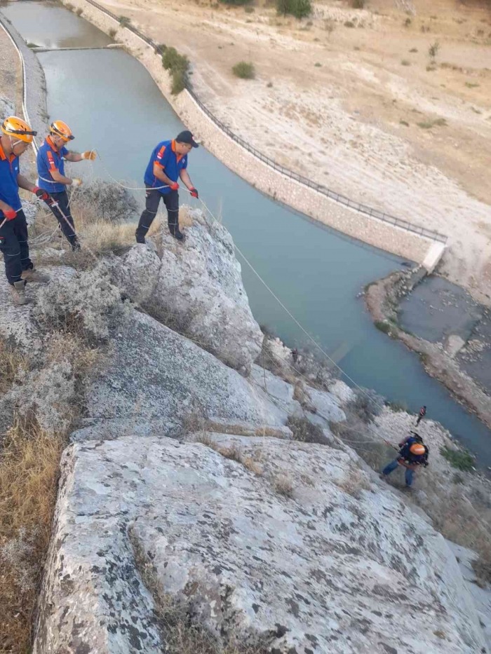 Kayalıklarda mahsur kalan vatandaşı AFAD kurtardı
