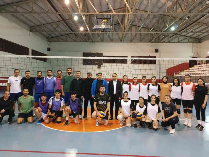 Kaymakam Partal voleybol sporcularına moral verdi