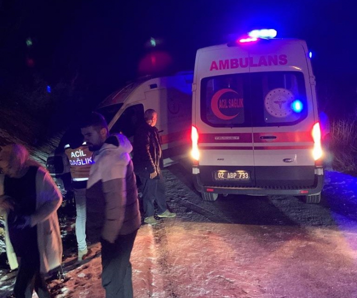 Kaza yerine giden iki ambulans buzlanma nedeniyle yoldan çıktı
