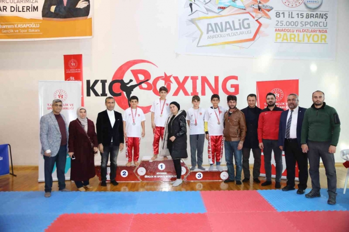 Kick boks şampiyonlarına madalyaları teslim edildi