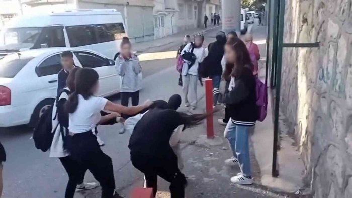 Adıyaman'da kız öğrenciler ölesiye kavga etti