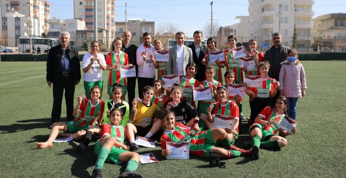 Kızlar ve erkekler futbol yarı final maçları sona erdi