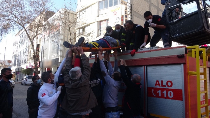 Klima ile duvar arasına sıkışan işçiyi itfaiye ekipleri kurtardı
