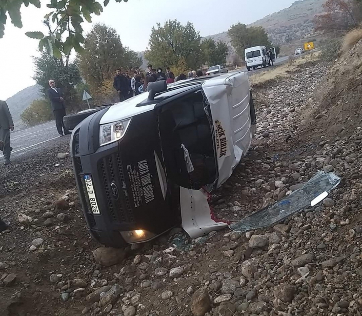 Kontrolden çıkan öğrenci servisi devrildi: 6 yaralı
