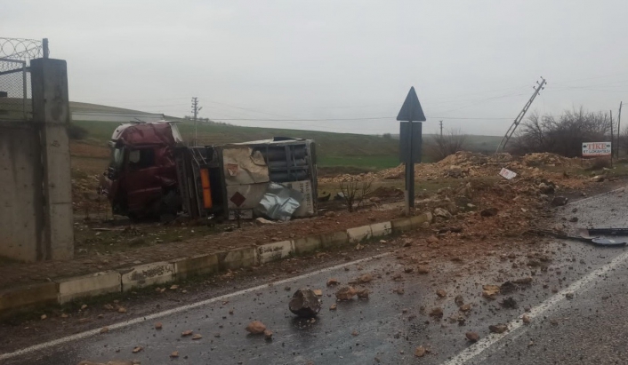 Kontrolden çıkan tır elektrik direğine çarptı: 1 yaralı
