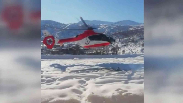 Köylü vatandaşlar ambulans helikopter için dumanla konum belirledi
